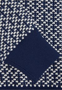 Strickstoff mit einem marineblauen Grund und einem beigen und weißen geometrischen Muster; gerippte marineblaue Bündchen an den Rändern.