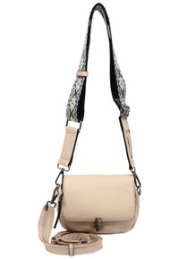 Beige lädercrossbodyväska med en strukturerad yta, justerbar mönstrad rem, metallhardware och ett framfickslås.