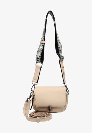 Beige kožená crossbody taška s texturovaným povrchem, nastavitelným popruhem s vzorem, kovovými detaily a předním klopním uzávěrem.