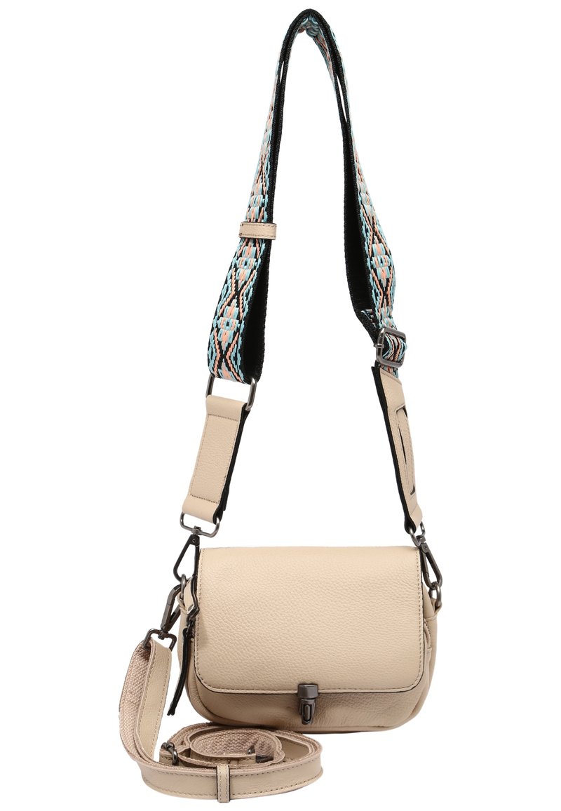 Beige lädercrossbodyväska med en strukturerad yta, justerbar mönstrad rem, metallhardware och ett framfickslås.