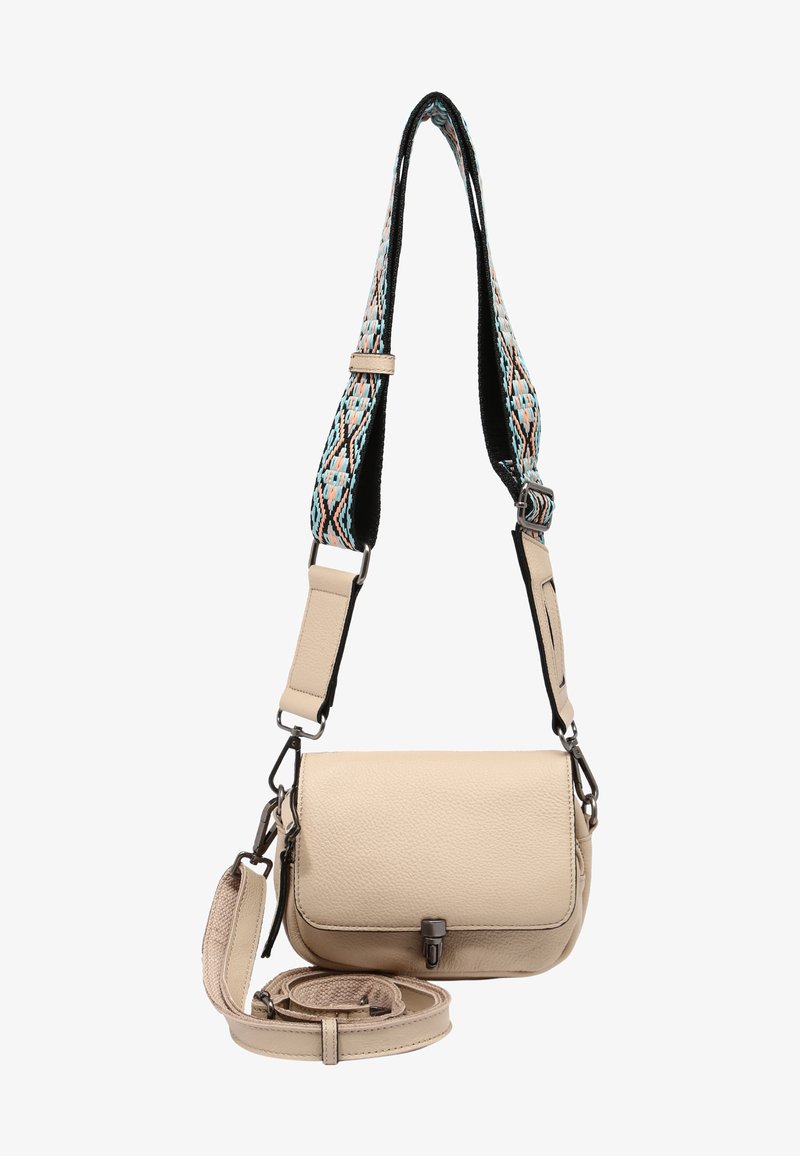Beige kožená crossbody taška s texturovaným povrchem, nastavitelným popruhem s vzorem, kovovými detaily a předním klopním uzávěrem.
