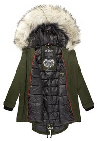 Parka verde con capucha de piel sintética, forro negro acolchado y detalles rojos. Cuenta con cordón ajustable y puños de canalé.