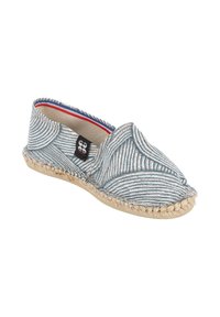 Espadrille décontractée à enfiler avec dessus en tissu rayé bleu et blanc et semelle en jute cousue, comportant une petite étiquette noire sur le côté.