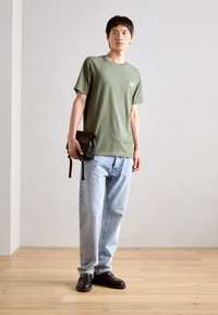 Lindbergh EMBROIDERY TEE - Marškinėliai su spaudiniu - khaki