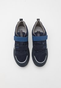 Granatowe trampki dziecięce z zamszowej i siatkowej cholewki, regulowane paski na rzep, odblaskowe akcenty i gumowa podeszwa.