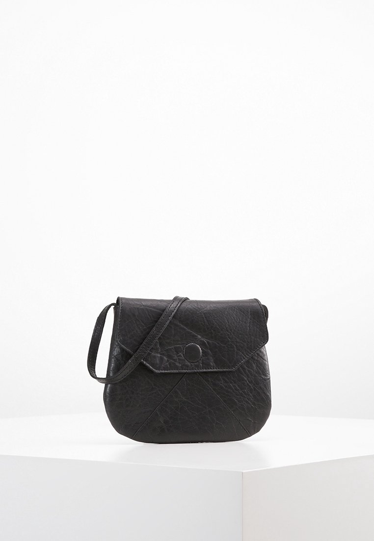 Svart axelremsväska i texturerat läder, med en klaffstängning med en rund tryckknapp och en tunn justerbar rem.
