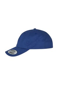 Cappellino blu regolabile in cotone con corona arrotondata, visiera curva e patch con logo sul davanti. Texture liscia.