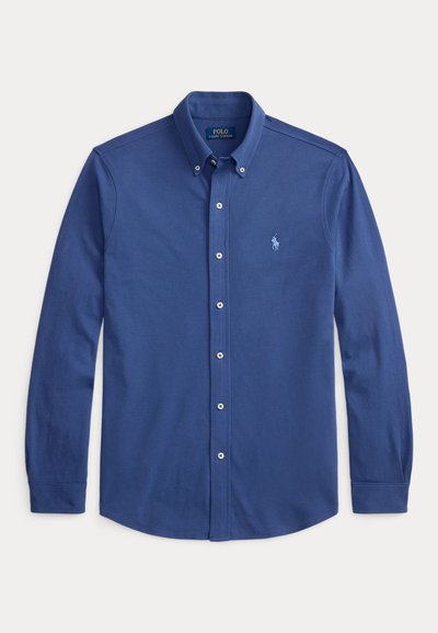 Μπλε πουκάμισο με μακριά μανίκια και κουμπιά, κατασκευασμένο από βαμβάκι, με γιακά, κουμπιά στο μπροστινό μέρος και κεντημένο λογότυπο πάνω από το αριστερό στήθος.