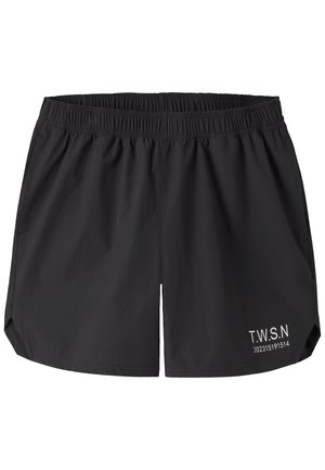 Μαύρα αθλητικά σορτς με ελαστική μέση, πλαϊνές τσέπες και λευκό κείμενο "T.W.S.N 202315191514" στο κάτω δεξί πόδι.