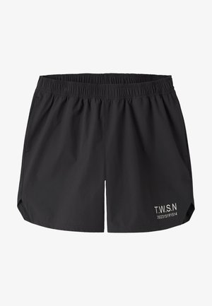 Μαύρα αθλητικά σορτς με ελαστική μέση, πλαϊνές τσέπες και λευκό κείμενο "T.W.S.N 202315191514" στο κάτω δεξί πόδι.