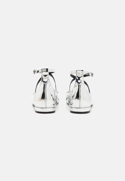 Silberne metallische flache Schuhe mit Knöchelriemen, glatte Oberfläche, runde Spitze und einem niedrigen Absatz, entworfen für Komfort und einfaches Tragen.