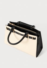 Cremfarbene und schwarze strukturierte Handtasche mit zwei oberen Tragegriffen, goldfarbenen Beschlägen und einem Reißverschlussverschluss. Glatte Textur mit kontrastierenden Farbpaneelen.