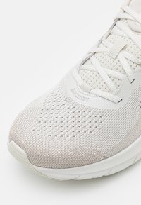 Under Armour HOVR TURBULENCE 2 - Hardloopschoenen voor op de weg - summit white/white