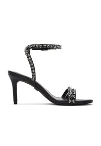 Sandalia de tacón alto negra con tira en el tobillo adornada con rhinestones transparentes, acabado mate texturizado y dos tiras frontales con un detalle similar.