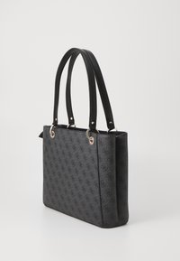 Harmaa kuviolaukku mustilla kaksoiskahvoilla ja kullatuilla renkailla, seisoo pystyasennossa valkoista taustaa vasten.