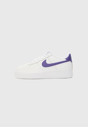 Hvide lædersneakers med lilla detaljer, rund tå, perforeret design på overlæderet, flad hvid snørebåndslukning og struktureret gummi ydersål.