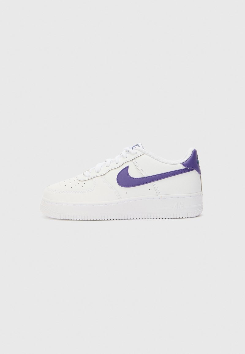 Vita lädersneakers med lila detaljer, rund tå, perforerad design på vampen, platt vit snörning och texturerad gummisula.