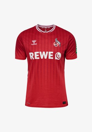 Camiseta de fútbol roja con rayas verticales, escote en V, logotipo y letras blancas, emblema del equipo bordado y detalles verdes en las mangas.