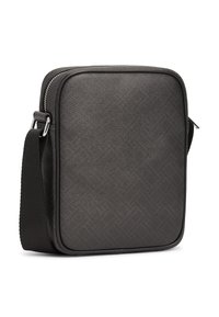 Τετράγωνη τσάντα ώμου από μαύρο δερματίνη με υφή, ασημένιο φερμουάρ και ρυθμιζόμενο μαύρο λουρί σε λευκό φόντο.