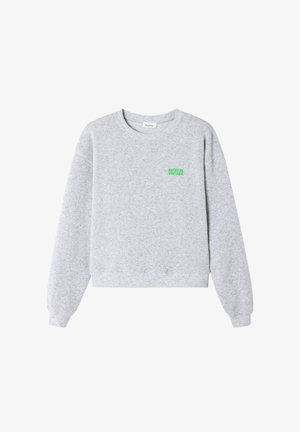 Svetlosivá mikina s okrúhlym výstrihom, dlhými rukávmi, rebrovanými manžetami a lemom, a malým zeleným nápisom „American Vintage“ na ľavej strane hrude.