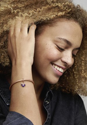 Pandora DEEP PANSY FLOWER DANGLE - Talizman - rose gold plated