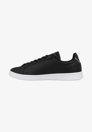 Svart lær sneakers med en glatt overflate, hvit gummisåle og flate snørebånd. Har en subtil grå detalj på hælen.