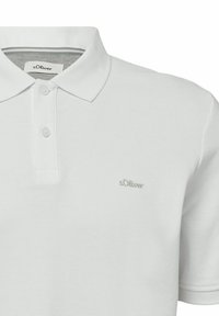 Weißes Polo-Shirt aus strukturiertem Baumwollstoff, mit einem klassischen Kragen, zwei Knöpfen und einem dezent gestickten Logo auf der Brust.