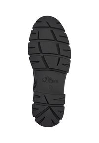 Semelle de chaussure en caoutchouc noir avec surface texturée, motifs de bande de roulement bien marqués et nom de la marque "s.Oliver" gravé au centre. Taille 37 indiquée.