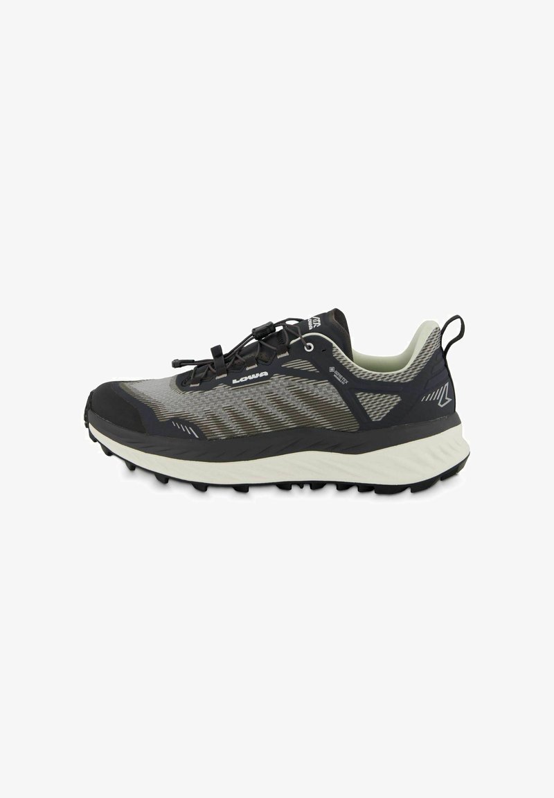 Scarpa leggera da trail running in nero e grigio, con tomaia testurizzata, suola in gomma e sistema di allacciatura rapida.