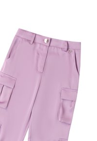 Lilak cargo pants met een vlakke voorkant, twee zijzakken en een knoopsluiting. Glad materiaal met een subtiele glans, voorzien van een hartaccent.