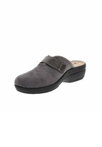 Zoccolo in suede grigio con punta rotonda, cinturino regolabile sulla parte centrale del piede e suola bassa in gomma nera testurizzata. Dettaglio di cucitura semplice.
