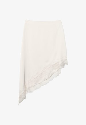 Asymetrická bílá sukně s krajkovou výšivkou podél nerovného lemu, hladká látka a přiléhavý pas.