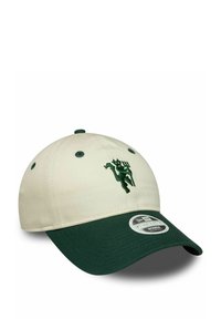 Hellbeige Kappe mit einem dunkelgrünen Schild, featuring ein gesticktes grünes Emblem. Verstellbarer Riemen auf der Rückseite, strukturiertes Material.