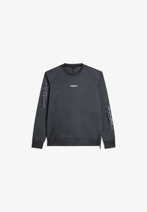 Sweatshirt à manches longues gris foncé avec le logo "FREDDY" sur la poitrine, "URBAN" sur la manche gauche, "TECH" sur la manche droite, et un zip sur le côté droit.