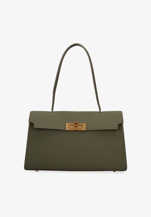 Borsa a mano in pelle testurizzata verde oliva con una singola tracolla curva e chiusura a leva rettangolare dorata sulla patta frontale.