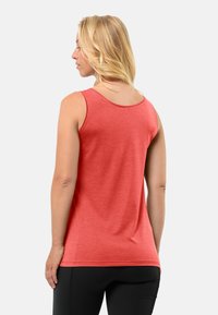 Top rosso senza maniche realizzato in un tessuto leggero e dalla trama interessante. Presenta un colletto a giro e una linea di orlo liscia con dettagli sul retro.