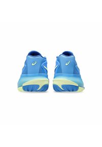 Blaue Sportschuhe mit einem Obermaterial aus Mesh, hellblauen Akzenten und einer grünen Sohle. Verfügt über eine gepolsterte Ferse und eine strukturierte Sohle für guten Halt.