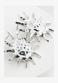 Unselected, silver tone