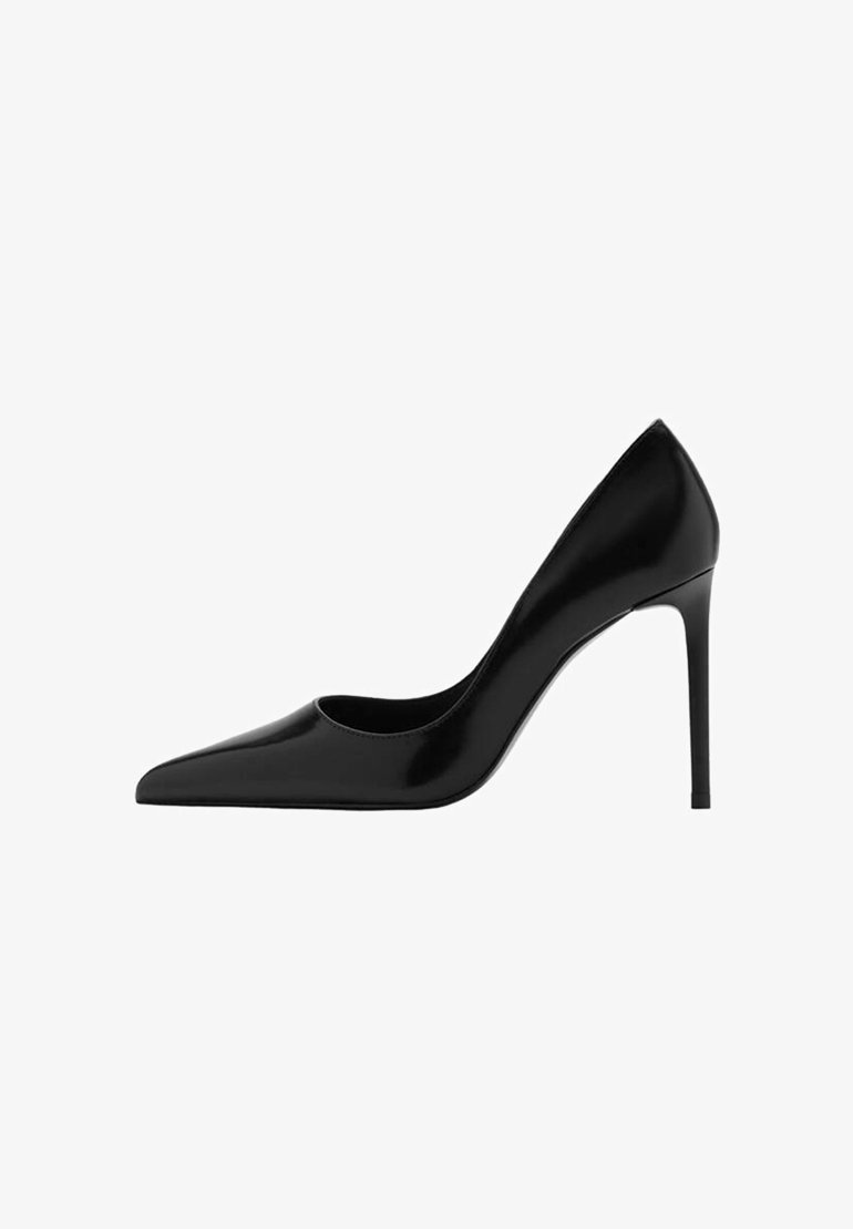 Zapato de tacón alto de charol negro, punta afilada, textura suave, tacón stiletto delgado, diseño minimalista, sin patrones ni herrajes visibles.
