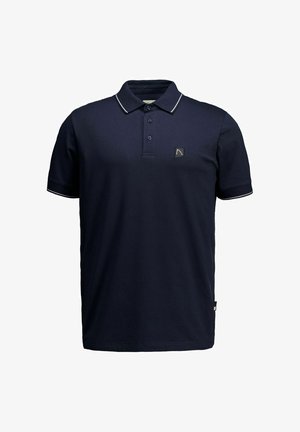 Tengerészkék rövid ujjú galléros póló fehér szegéllyel a galléron és az ujjakon, háromgombos záródással, valamint kis mellkasi logóval ellátott felvarróval.