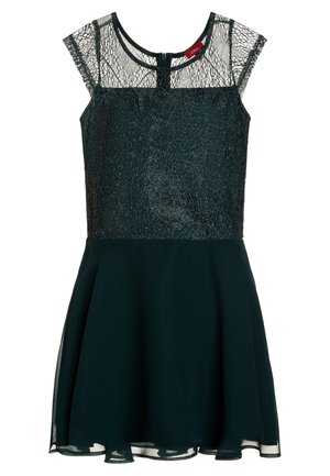 Czarna sukienka bez rękawów z koronkowym gorsetem, przezroczystym koronkowym górnym dekoltem i krótkimi rękawkami oraz rozkloszowaną spódnicą z szyfonu.