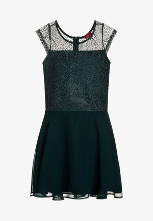 Vestido negro sin mangas con cuerpo superpuesto de encaje, pecho superior y mangas tipo capa de encaje transparente, y falda acampanada de gasa.