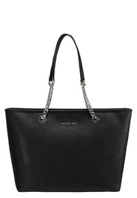 Borsa tote nera in materiale sintetico con manici a catena argentata, caratterizzata da una forma strutturata e una texture in rilievo. Sul davanti è presente il logo "Michael Kors".