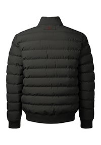 Crni podstavljeni puffer jakna s rebrastim manžetama i donjim rubom, visokim ovratnikom i malim crvenim izvezenim logotipom na gornjem dijelu leđa.