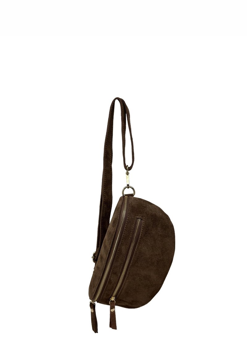 Borsa a tracolla in suede marrone dalla forma a mezzaluna, con tasca frontale con cerniera e dettagli con nappine sui tiralampo.