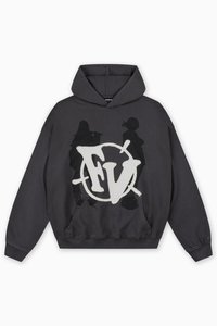 Φούτερ με κουκούλα ανθρακί χρώματος με μεγάλο λευκό λογότυπο που περιλαμβάνει έναν κύκλο και το στυλιζαρισμένο "FV" στο μπροστινό μέρος, με δύο σιλουέτες ανθρώπων στο παρασκήνιο.