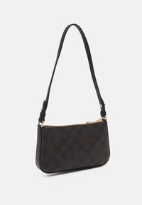 Svart rutig läderaxelväska med detaljer i guldton, smal profil och justerbar rem. Dragkedjestängning längst upp.