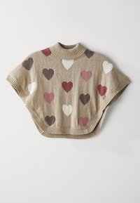 Poncho tricotat bej cu un guler înalt ribbed, având un model de inimi în nuanțe de vin roșu, alb și maroniu pe toată țesătura.