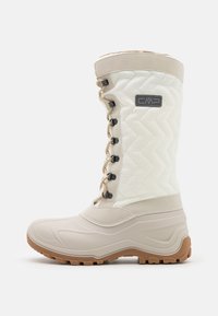 White quilted snow boot with a beige rubber sole, tan laces, and a logo patch. Features a tall design with textured fabric for insulation.