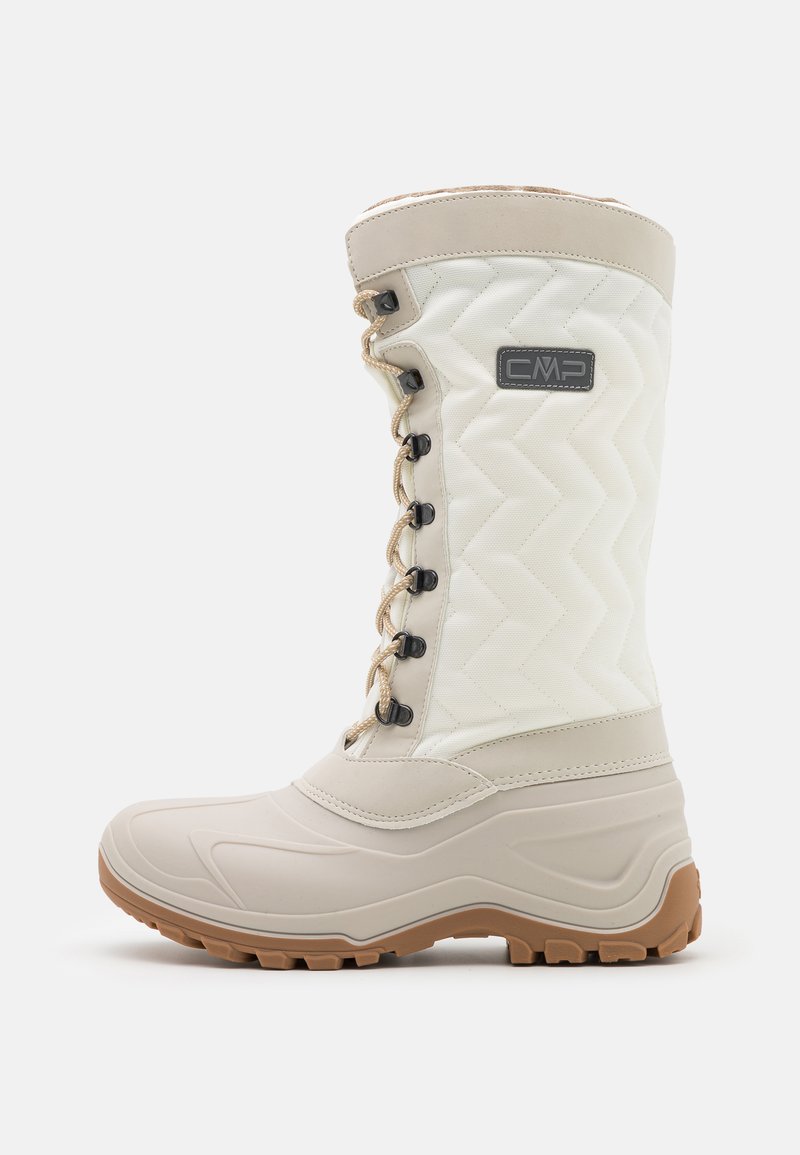 White quilted snow boot with a beige rubber sole, tan laces, and a logo patch. Features a tall design with textured fabric for insulation.